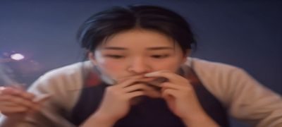乐动体育NBA总决赛直播，球员在篮下激烈争抢篮板球，场馆灯光炫目